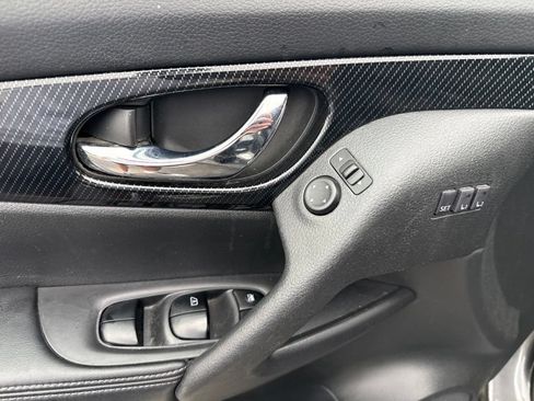 Used 2017 Nissan Rogue SL AWD/4WD image 17