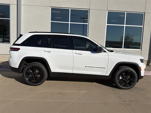 New 2025 Jeep Grand Cherokee Limited w/ Black Appearance Package image 4