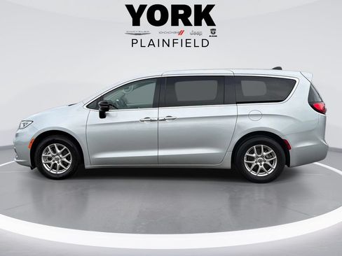 Used 2024 Chrysler Pacifica Touring-L FWD image 7