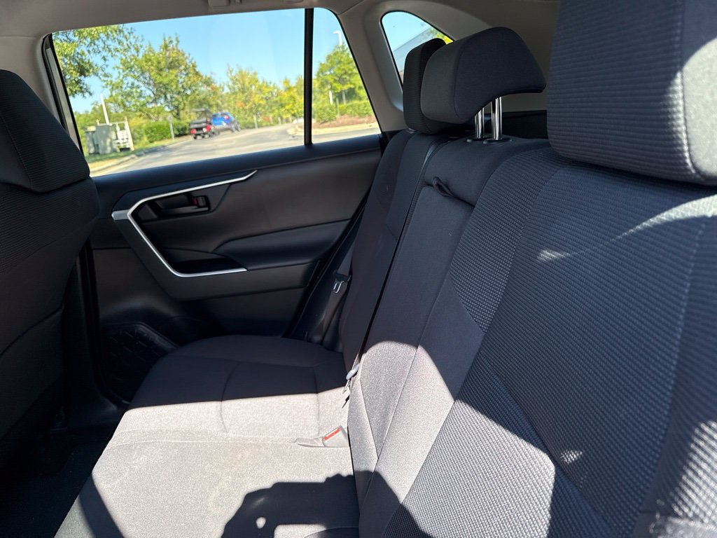 Used 2021 Toyota RAV4 LE FWD image 10