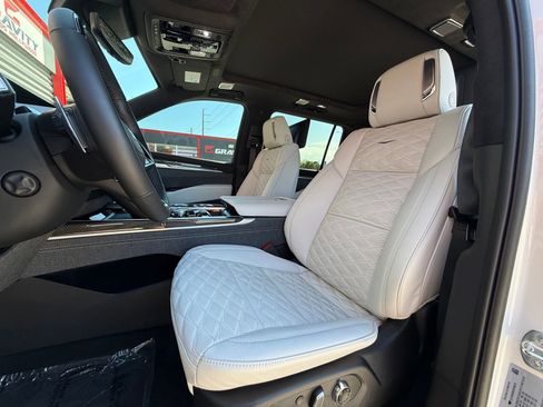 Used 2025 Cadillac Escalade ESV V AWD/4WD image 18