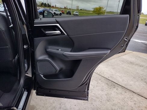 New 2025 Mitsubishi Outlander SE image 34