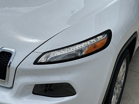 Used 2017 Jeep Cherokee Limited w/ Luxury Group FWD image 13