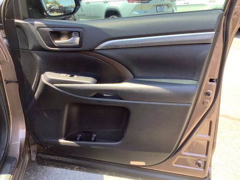 Used 2017 Toyota Highlander Limited AWD/4WD image 41