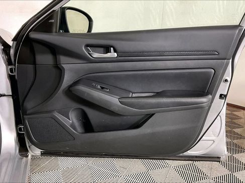 Used 2024 Nissan Altima 2.5 SV FWD image 23