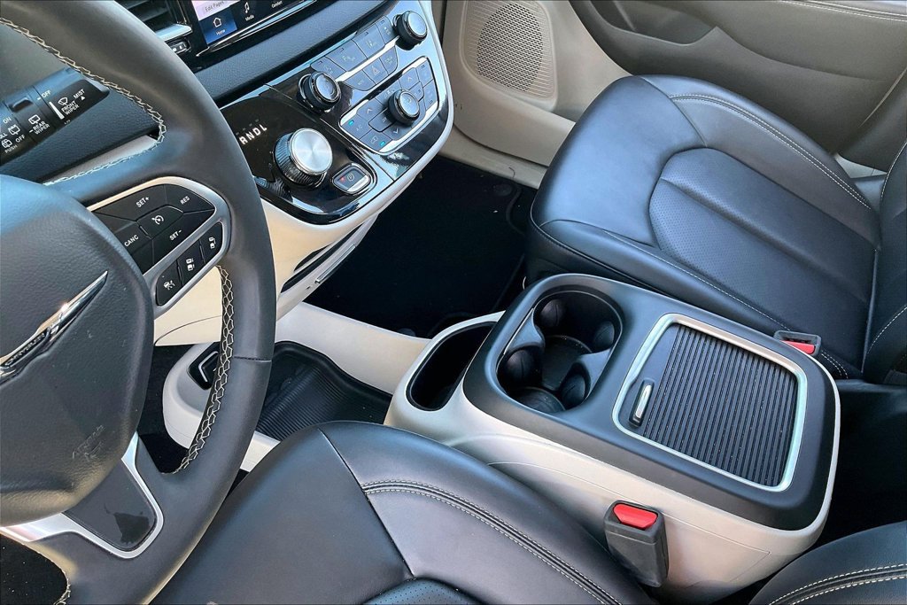 Used 2024 Chrysler Pacifica Touring-L FWD image 18
