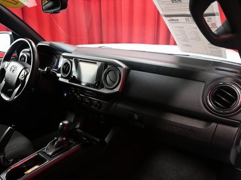 Certified 2017 Toyota Tacoma TRD Off-Road image 9