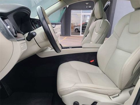 Used 2022 Volvo XC60 B5 Momentum image 15