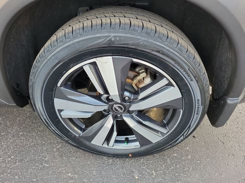 Used 2023 Nissan Rogue SL w/ SL Premium Package image 5