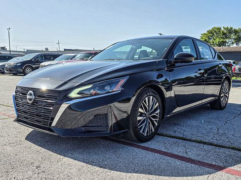 Used 2025 Nissan Altima 2.5 SV FWD image 3