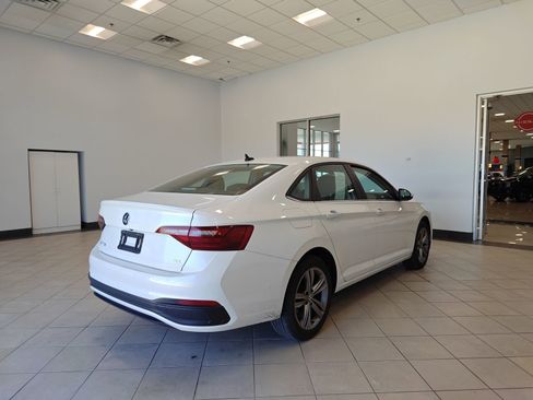 Used 2023 Volkswagen Jetta SE FWD image 3