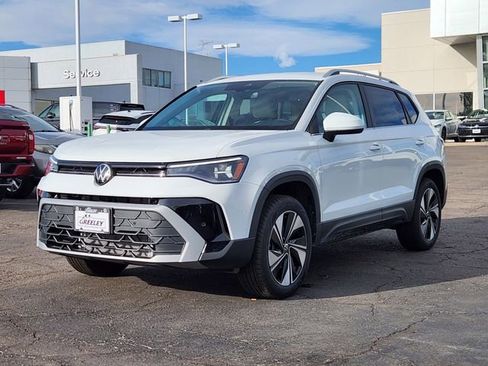 New 2026 Volkswagen Taos SE image 4