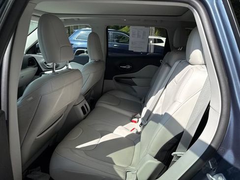 Used 2020 Jeep Cherokee Limited w/ Luxury Group AWD/4WD image 13