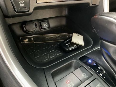 Used 2019 Toyota RAV4 XLE Premium image 14