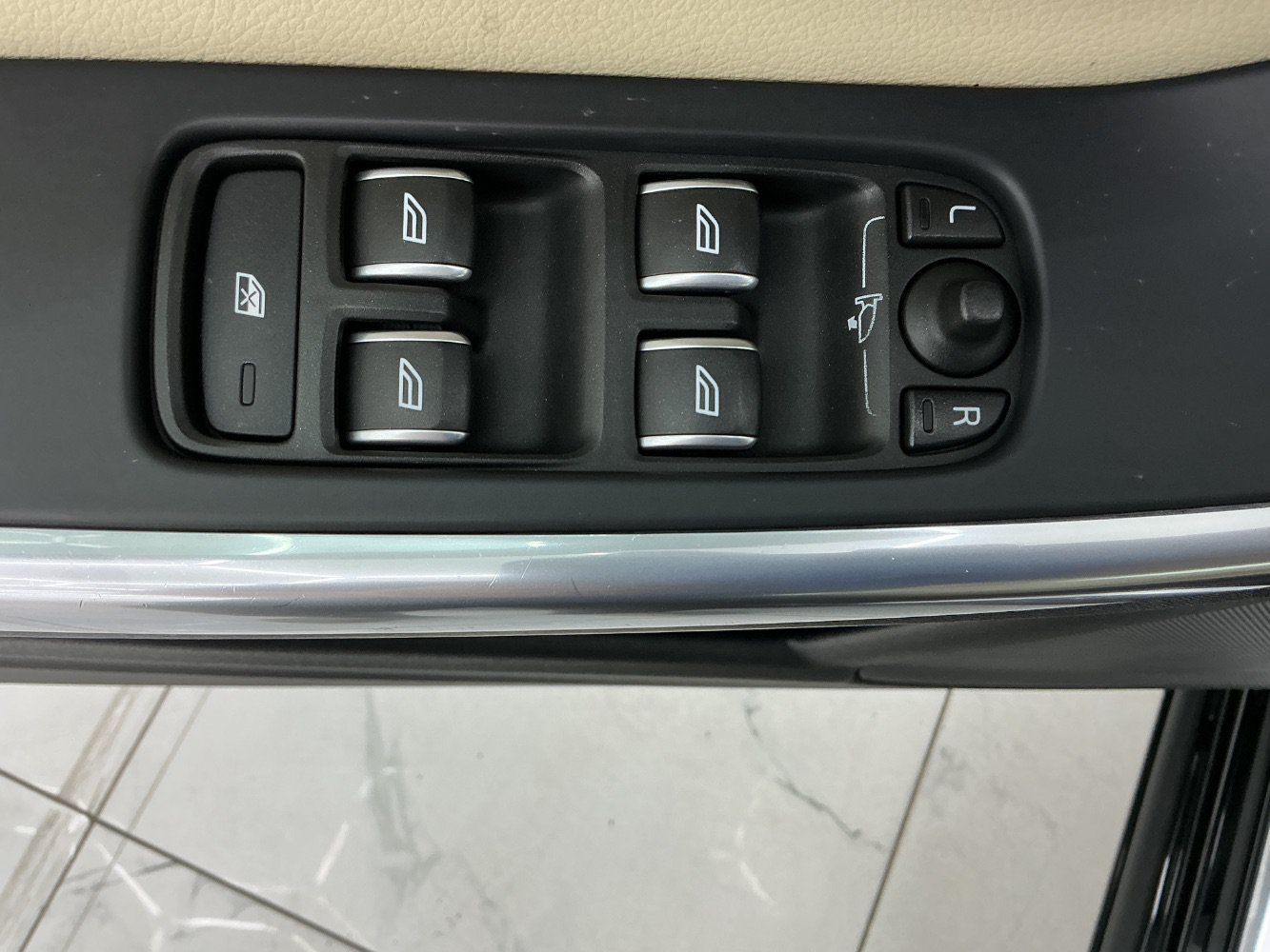 Used 2017 Volvo S60 T5 Inscription Platinum w/ Climate Package AWD/4WD image 39