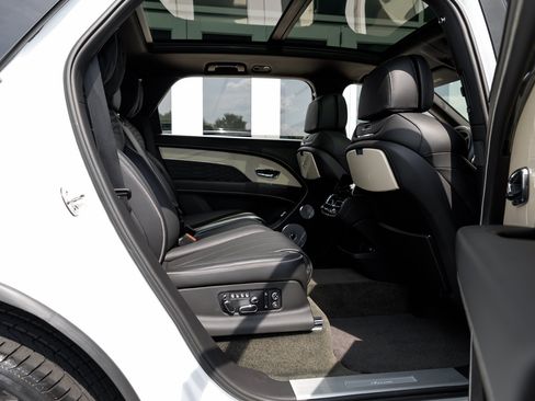 Certified 2023 Bentley Bentayga Extended Wheelbase AWD/4WD image 33