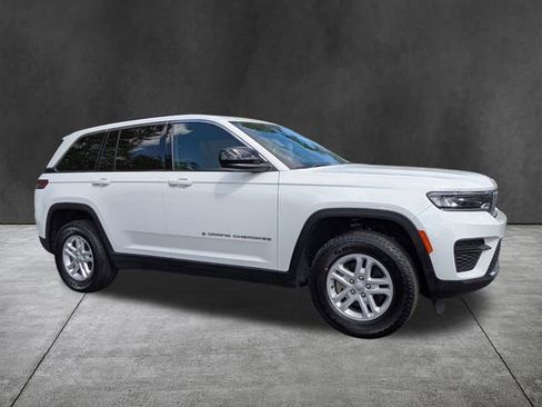 Used 2024 Jeep Grand Cherokee Laredo w/ Luxury Tech Group I AWD/4WD image 2
