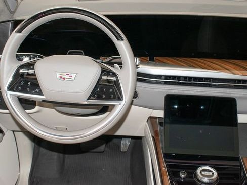 Used 2025 Cadillac Escalade ESV Sport Platinum w/ LPO, Floor Liner Package AWD/4WD image 18