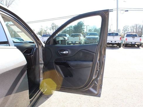 Used 2019 Jeep Cherokee Latitude Plus image 29