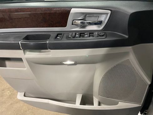 Used 2010 Chrysler Town & Country Touring Plus FWD image 19