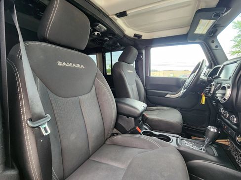 Used 2016 Jeep Wrangler Unlimited Sahara w/ Connectivity Group AWD/4WD image 38