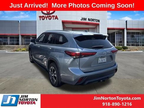 Used 2020 Toyota Highlander XLE AWD/4WD image 5