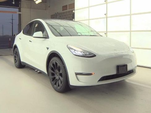 Used 2023 Tesla Model Y Long Range image 4