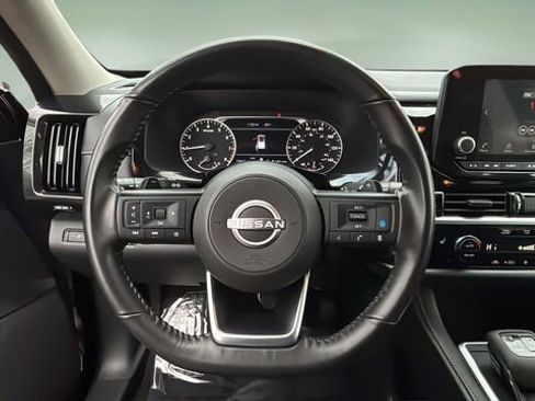 Used 2024 Nissan Pathfinder SV image 11