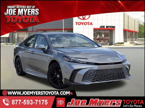 Used 2025 Toyota Camry SE FWD image 1