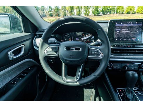 Used 2022 Jeep Compass Latitude image 19