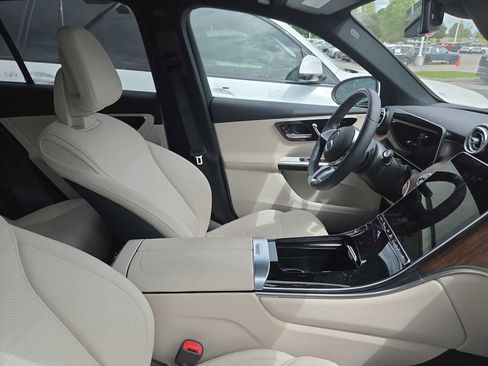 Used 2025 Mercedes-Benz GLC 300 4MATIC image 4
