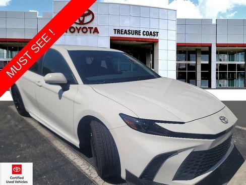 Used 2025 Toyota Camry SE FWD image 1
