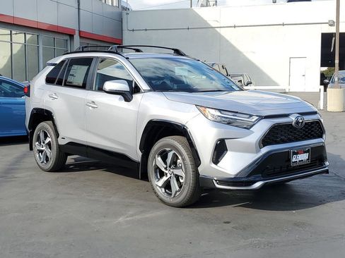 New 2025 Toyota RAV4 SE image 9