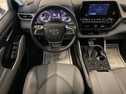 Used 2023 Toyota Highlander XLE AWD/4WD image 2