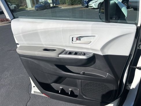 Used 2025 Toyota Sienna LE image 30