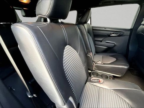 Used 2023 Toyota Highlander XSE image 25