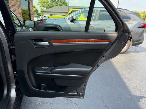 Used 2014 Chrysler 300 w/ Driver Convenience Group image 21