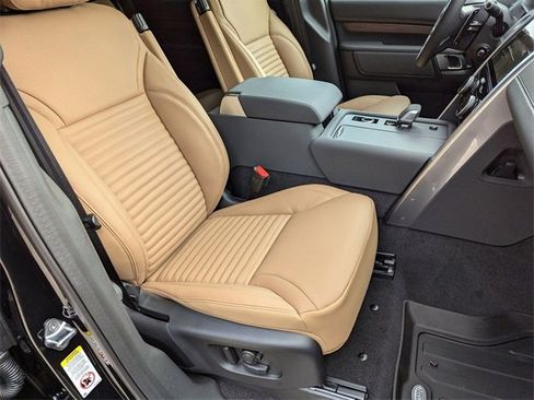 New 2025 Land Rover Discovery Dynamic SE image 18