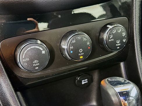 Used 2014 Chrysler 200 Limited FWD image 19
