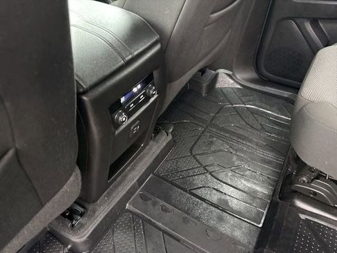 Used 2023 Chevrolet Traverse LT image 34