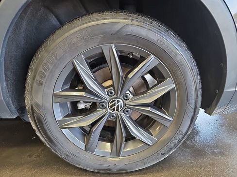 Used 2024 Volkswagen Tiguan SE image 31