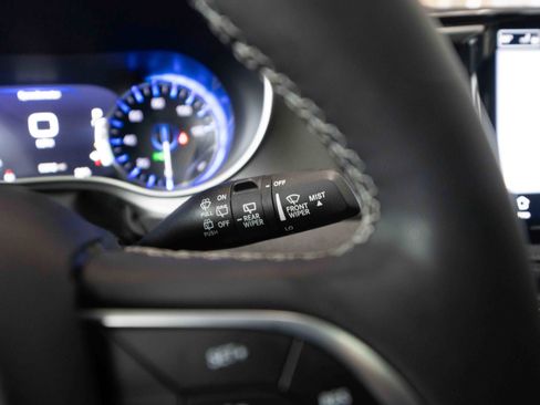 Used 2022 Chrysler Pacifica Touring-L image 13