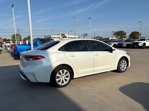 Used 2021 Toyota Corolla LE w/ Carpet Mat Package (TMS) FWD image 3