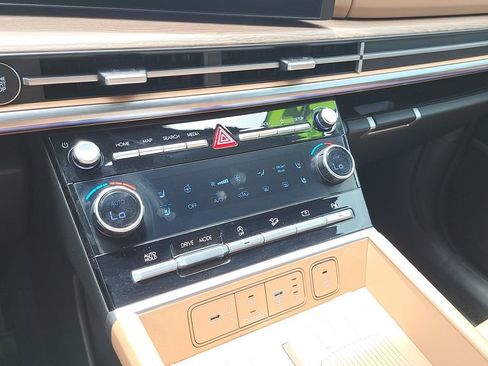 Used 2025 Hyundai Santa Fe Limited image 17