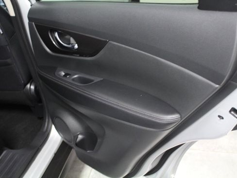 Used 2018 Nissan Rogue SV image 26