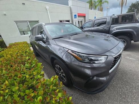 Used 2023 Toyota Highlander XLE FWD image 2