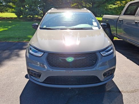 Certified 2025 Chrysler Pacifica Limited w/ Trailer Tow Group FWD image 2