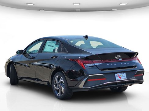 New 2025 Hyundai Elantra SEL image 5