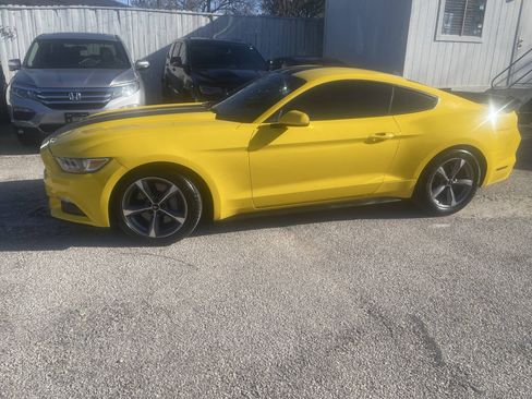 Used 2017 Ford Mustang GT RWD image 4