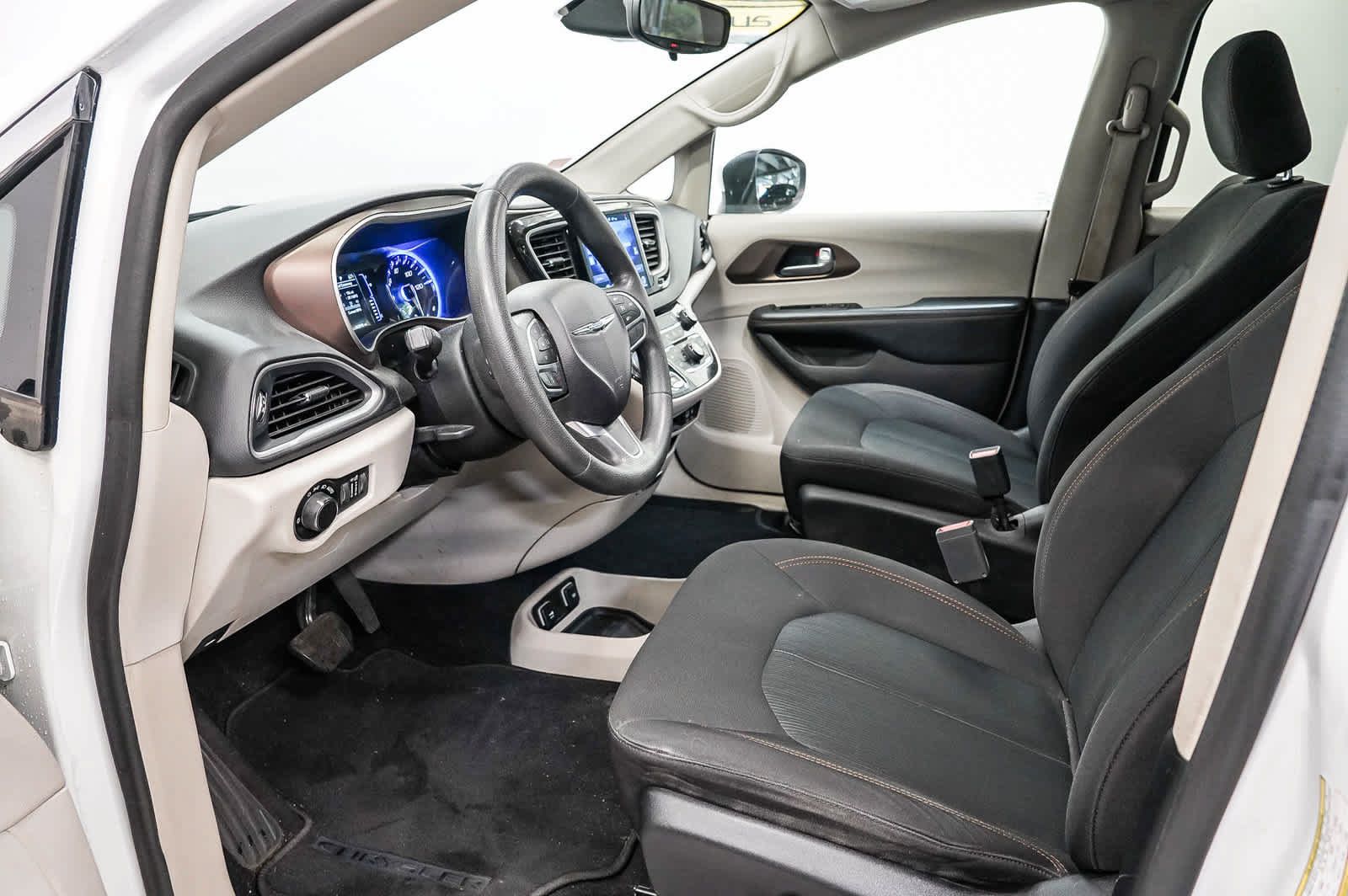 Used 2017 Chrysler Pacifica Touring FWD image 17